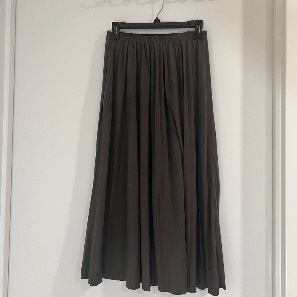 Elegant Grey Pleated Suede Skirt